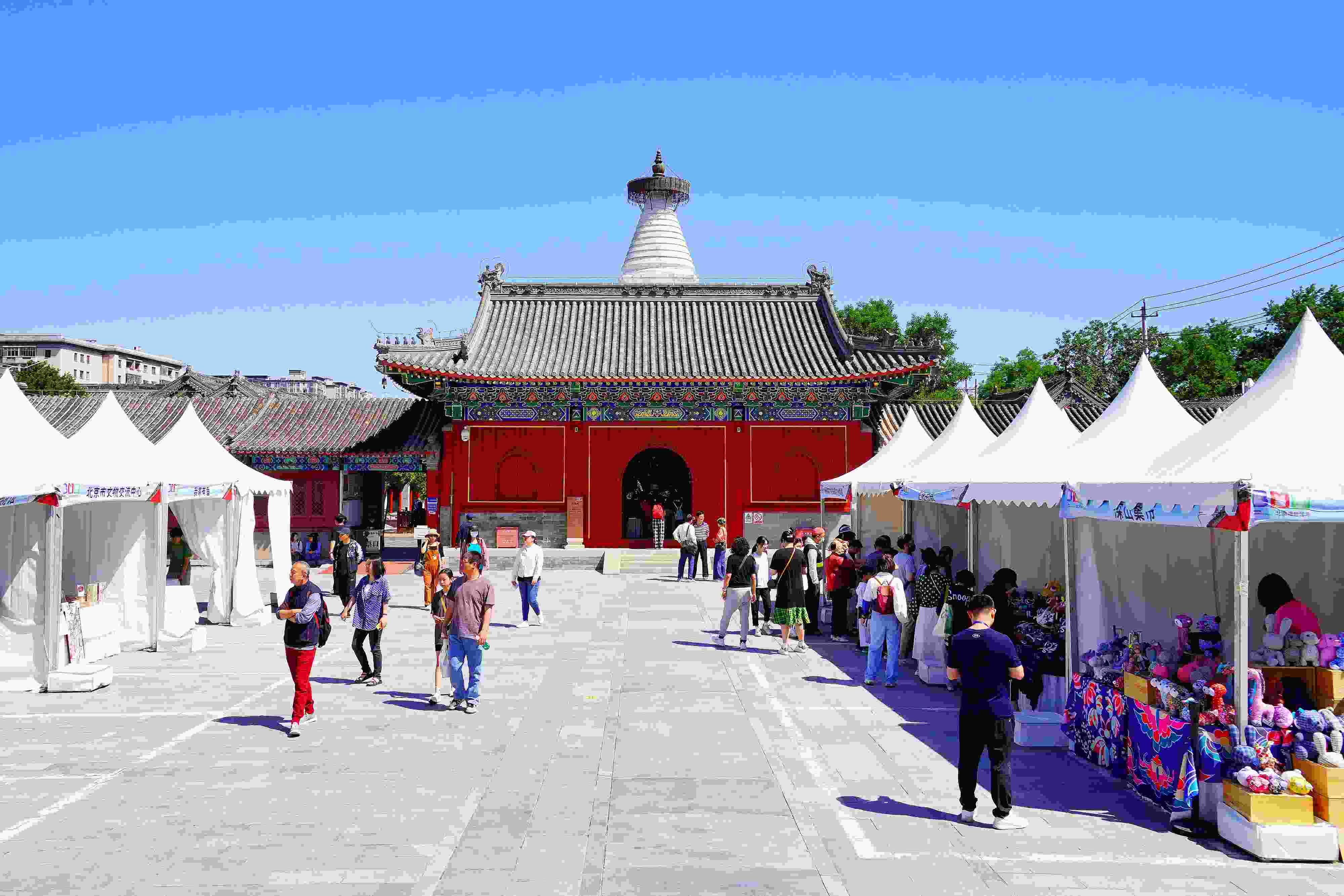 2024年5月，“北京白塔文化市集”在已有700余年歷史的妙應(yīng)寺白塔下舉行。