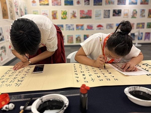 參加本次展覽的青少年在現(xiàn)場(chǎng)進(jìn)行書法創(chuàng)作。主辦方供圖