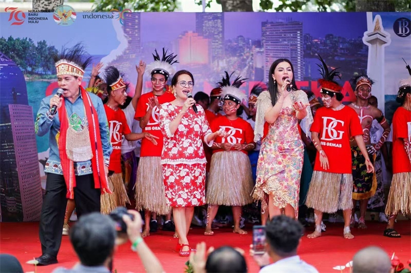 大使夫婦與演員一起共唱《明天會(huì)更好》。