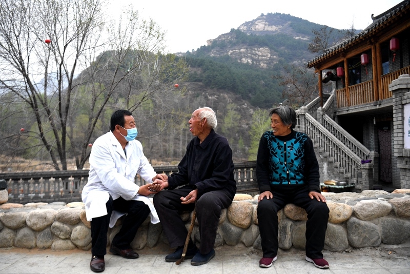 2020年4月15日，在河北阜平縣龍泉關(guān)鎮(zhèn)駱駝灣村，村醫(yī)霍建國(guó)為村民把脈。