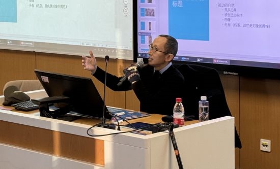 從去年秋天起，還在治療中的朱銳就堅持給本科生開課。（受訪者供圖）