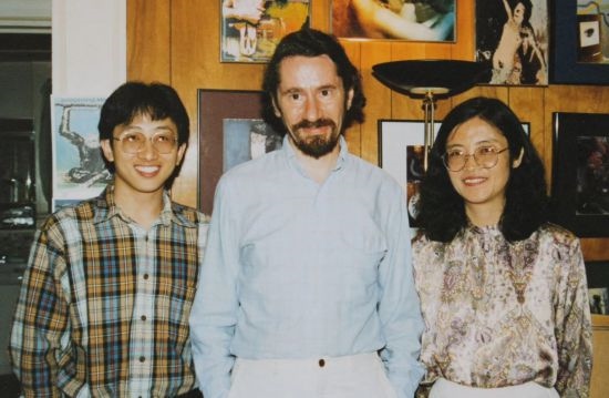 1992年，朱銳（左）赴美國杜蘭大學(xué)攻讀心靈哲學(xué)與認(rèn)知科學(xué)，師從心靈哲學(xué)和認(rèn)知科學(xué)家Radu Bogdan（中），右為朱銳師姐、北師大教授田平。