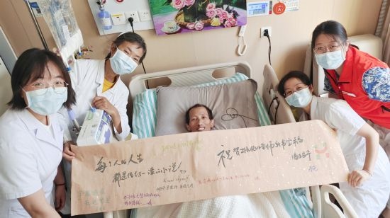 7月26日，海淀醫(yī)院安寧療護科醫(yī)護團隊為朱銳送來一條寫滿祝福的橫幅。（受訪者供圖）