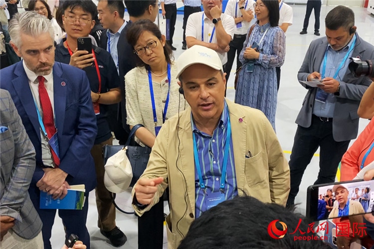阿根廷駐華大使馬致遠(yuǎn)與億華通動(dòng)力科技有限公司總經(jīng)理于民討論關(guān)切問(wèn)題。人民網(wǎng) 宋歌攝