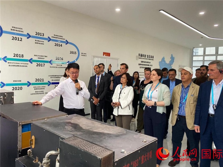 于民向駐華外交官和國(guó)際組織駐華代表介紹企業(yè)發(fā)展情況。人民網(wǎng) 宋歌攝