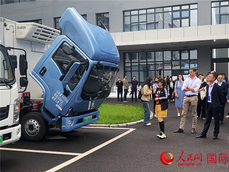 于民向駐華外交官和國(guó)際組織駐華代表介紹燃料電池車型。人民網(wǎng)記者 于洋攝