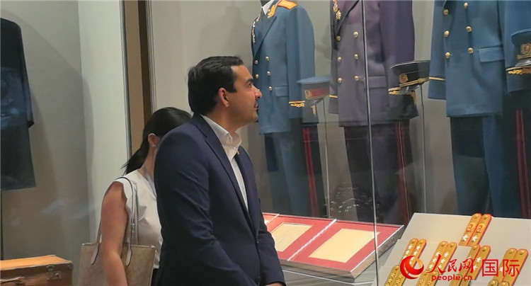 毛里求斯民議會(huì)議長(zhǎng)阿德里安·夏爾·杜瓦爾參觀中國共產(chǎn)黨歷史展覽館。人民網(wǎng) 鐘文興攝