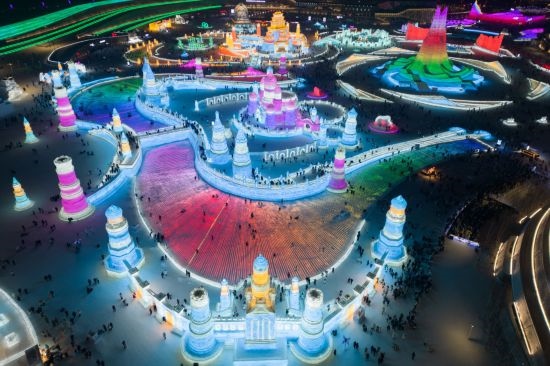 2024年1月1日，來自世界各地的游客在哈爾濱冰雪大世界園區(qū)內游玩（無人機照片）。