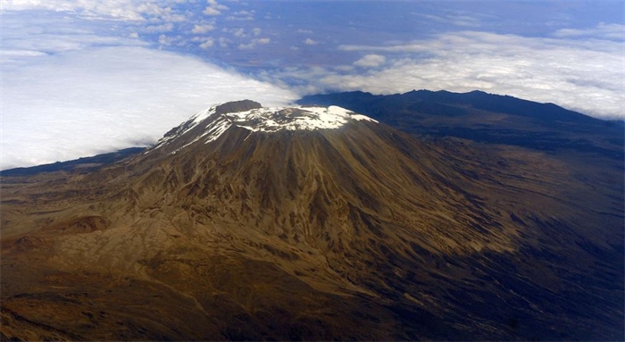 2012年8月3日，常被云霧環(huán)繞的乞力馬扎羅山云開霧散，雄姿一覽無余。新華社記者丁海濤攝