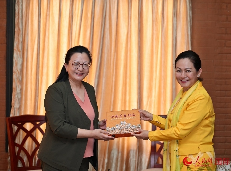 馬珈大使向岱岱楷部長贈送中國特色紀念品。人民網(wǎng)記者 謝佳君攝