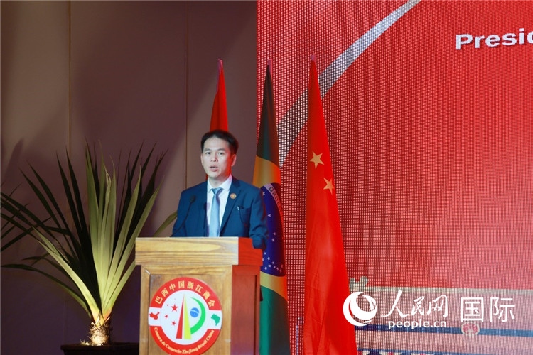 巴西中國浙江商會執(zhí)行會長陳翔廣宣讀賀電。人民網(wǎng)記者 陳海琪攝