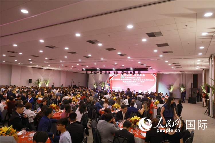 當(dāng)?shù)貢r間8月24日晚，巴西中國浙江商會第六屆理監(jiān)事會就職典禮在里約熱內(nèi)盧舉行。圖為就職典禮現(xiàn)場。人民網(wǎng)記者 陳海琪攝