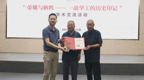 圖為中國華僑歷史博物館負(fù)責(zé)人寧一為河間一戰(zhàn)華工后代代表沈秉燦、沈秉尊頒發(fā)捐贈證書和感謝函。
