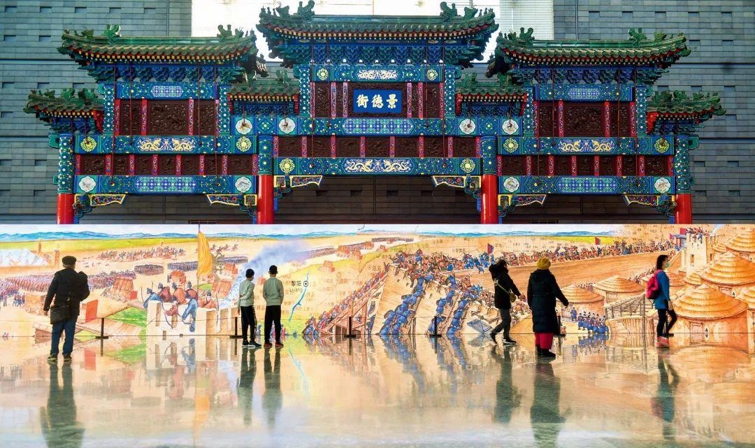 △2022年1月，觀眾在首都博物館參觀“穿越時空的大運河”數(shù)字影像展。