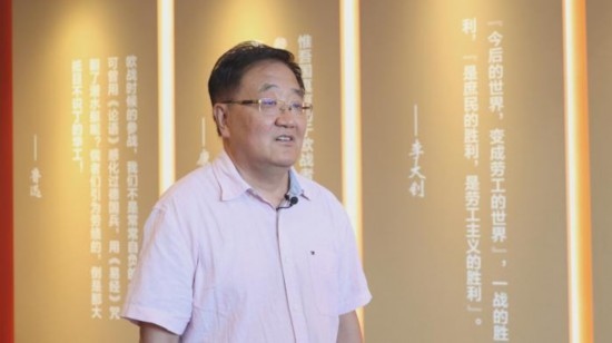 圖為中國社會科學(xué)學(xué)院近代史研究所研究員張俊義接受媒體采訪。