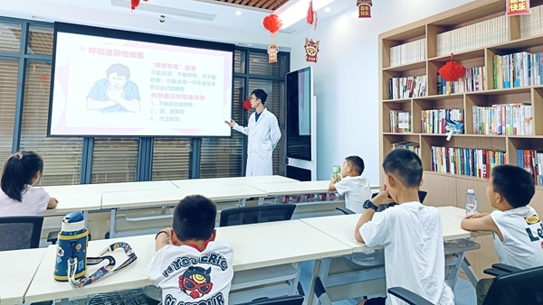西安交通大學“筑夢醫(yī)心·護佑三農(nóng)”實踐團開展健康科普。校方供圖