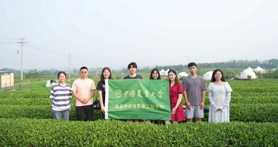 在山東日照，中國農(nóng)業(yè)大學食品學院實踐團就農(nóng)業(yè)生產(chǎn)智能化設備、肥料選用等問題開展實地調(diào)研，并面向300余名村民陸續(xù)開展4次科普宣講。校方供圖