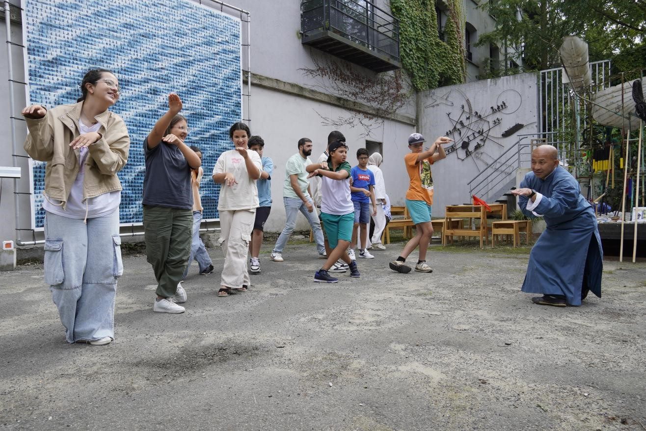 孩子們與魯汶大學武術(shù)老師，北少林長拳傳人羅師傅學習中國功夫。比利時維他命文化傳媒供圖