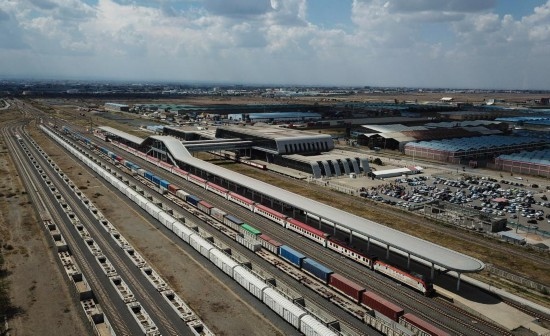 這是2023年9月在肯尼亞首都內(nèi)羅畢拍攝的蒙內(nèi)鐵路內(nèi)羅畢站（無人機照片）。新華社記者 韓旭 攝