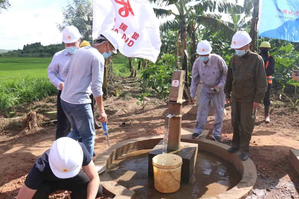 2022年4月11日，在盧旺達(dá)東方省加齊博區(qū)穆拉姆比，工作人員檢查一口中國(guó)援建的水井。新華社發(fā)