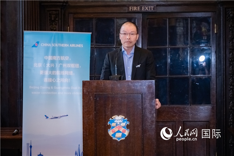 圖為中國南方航空倫敦營業(yè)部總經(jīng)理陳珂致辭。人民網(wǎng) 郭錦標(biāo)攝