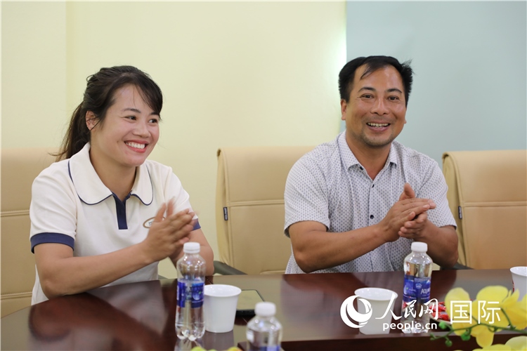 越南沙巴市黃連寄宿制民族小學老師阮氏秋姮、阮文享。人民網記者簡承淵攝