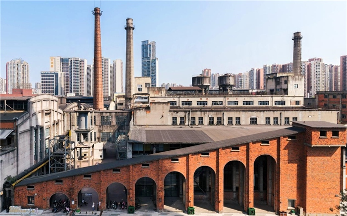 在原成都國營紅光電子管廠舊址上改建而成的東郊記憶園區(qū)南大門。大門既保留了老工業(yè)區(qū)的風(fēng)貌，又融入了現(xiàn)代審美和創(chuàng)意，成為了園區(qū)一大亮點。資料圖片