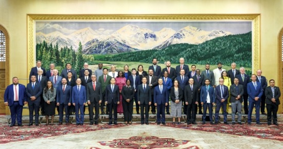  8月30日，國家副主席韓正在北京集體會(huì)見出席2024年國際議員友好交流論壇的各國代表。新華社記者 丁林 攝