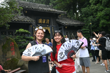 媒體考察團(tuán)成員在都江堰清溪園合影留念。（陳斌 攝）