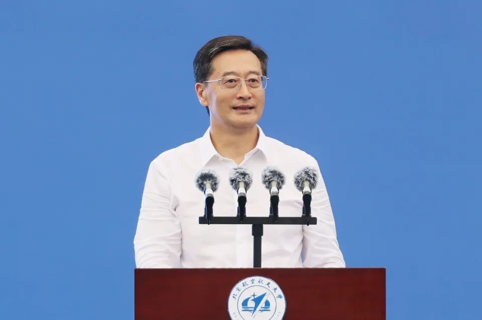 中國(guó)工程院院士、北京航空航天大學(xué)校長(zhǎng)王云鵬在2024級(jí)新生開(kāi)學(xué)典禮上講話。校方供圖