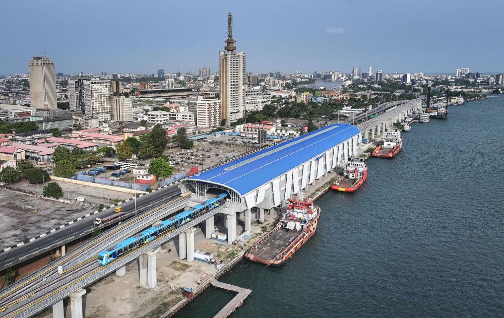 △2024年3月，在尼日利亞拉各斯，一列輕軌藍(lán)線列車駛?cè)氪a頭站。拉各斯輕軌藍(lán)線是西非地區(qū)首條由中國(guó)企業(yè)自主設(shè)計(jì)、建造、施工、運(yùn)營(yíng)的電氣化城市軌道交通項(xiàng)目。