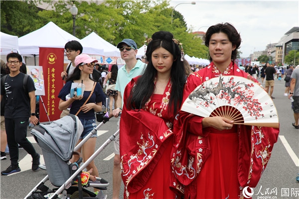 5、當(dāng)?shù)厝A僑華人身穿漢服參加文化節(jié)。 人民網(wǎng)記者 李志偉攝