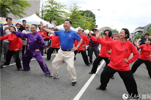 6、在活動現(xiàn)場，謝鋒大使與華僑華人一起打太極拳。 人民網(wǎng)記者 李志偉攝