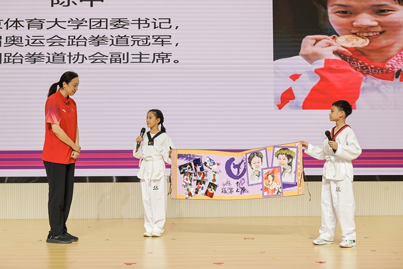 兩位學(xué)生小記者對話陳中老師。學(xué)校供圖