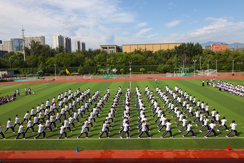 高一學(xué)生在開學(xué)典禮中表演軍體拳。學(xué)校供圖