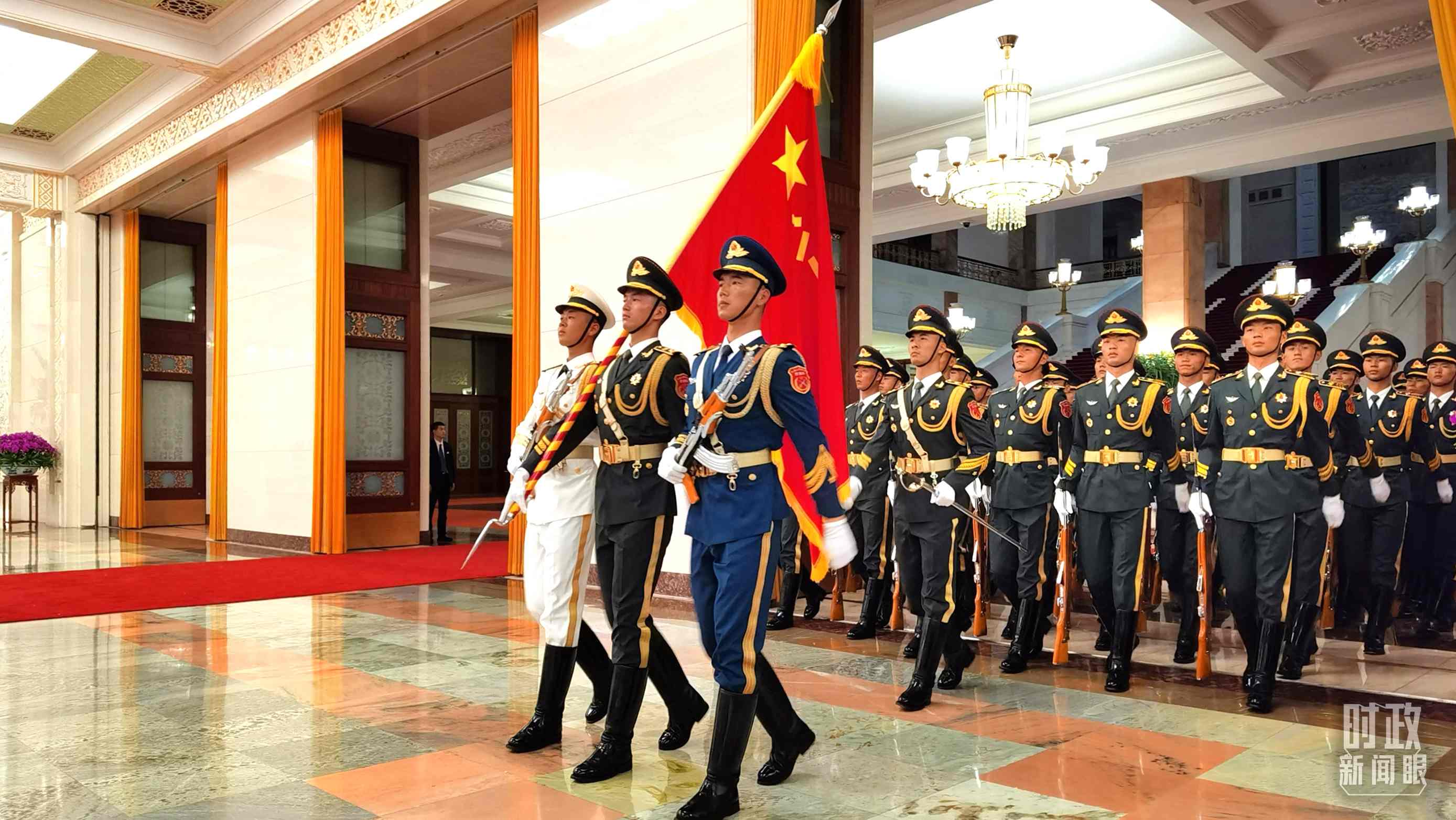 △9月2日，習(xí)主席在人民大會(huì)堂北大廳為拉馬福薩總統(tǒng)舉行歡迎儀式。（總臺(tái)央視記者郭鴻拍攝）
