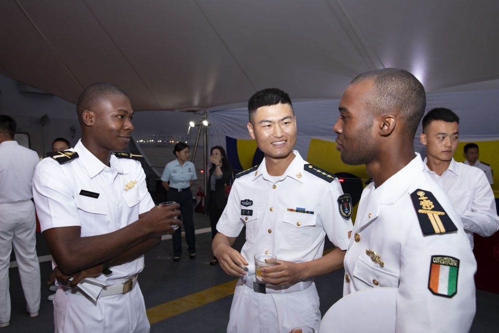 2023年6月25日，中國和科特迪瓦雙方官兵在南寧艦舉辦的甲板招待會上交流。中國海軍第43批護(hù)航編隊22日抵達(dá)科特迪瓦經(jīng)濟首都阿比讓，開始對科特迪瓦為期4天的友好訪問。