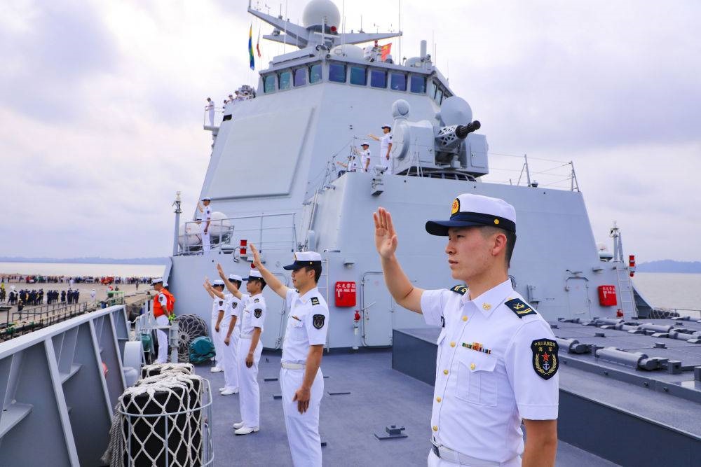 2023年7月8日，中國海軍第43批護(hù)航編隊官兵向加蓬利伯維爾奧文多港碼頭的歡迎人群揮手致意。中國海軍第43批護(hù)航編隊抵達(dá)加蓬利伯維爾，開始對加蓬進(jìn)行為期4天的友好訪問。