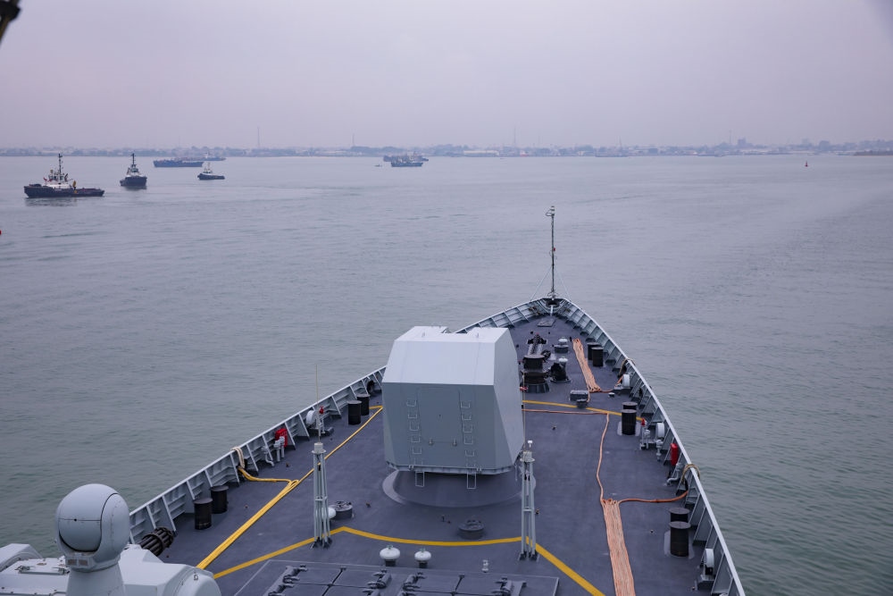 2023年7月14日，中國海軍第43批護(hù)航編隊南寧艦駛?cè)雱偣ú迹┖诮歉?，開始對剛果（布）進(jìn)行為期4天的友好訪問。