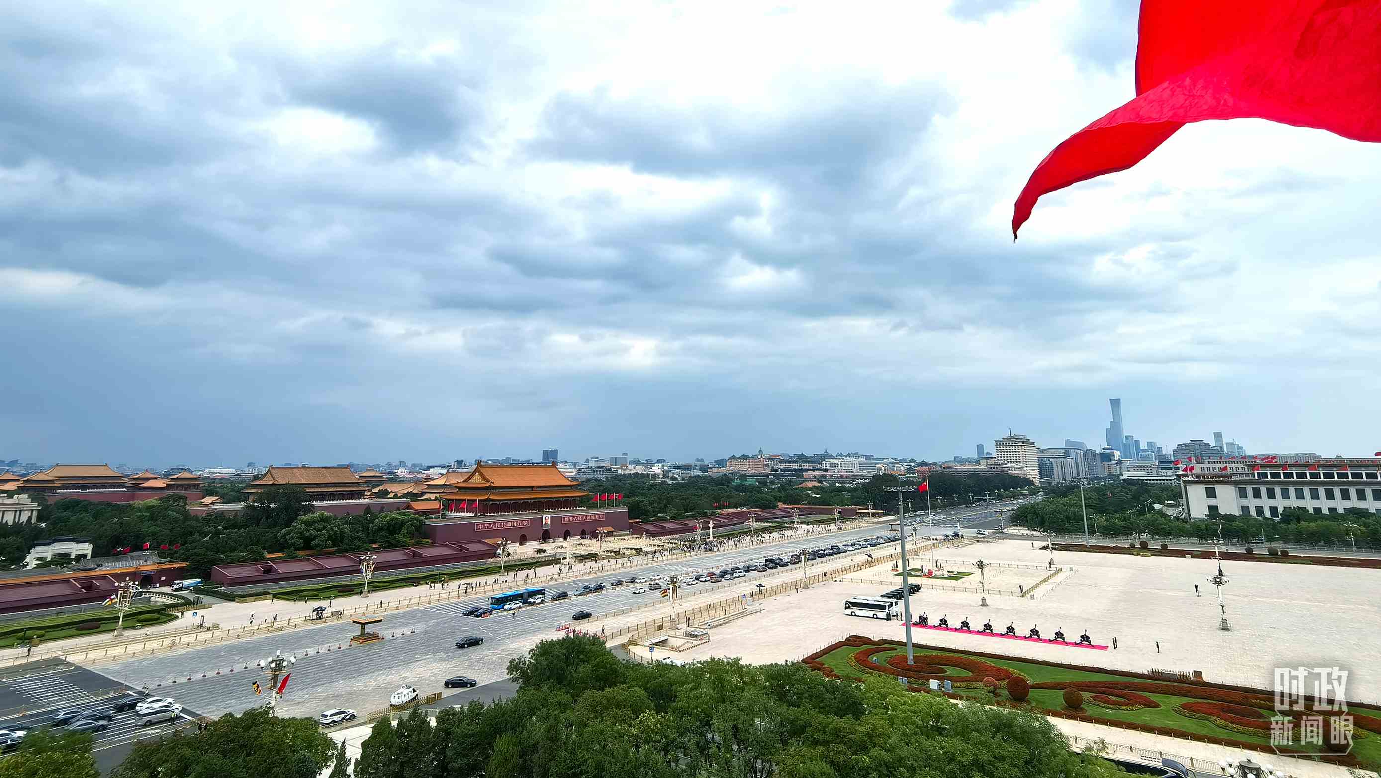 △北京長安街兩側(cè)懸掛中非合作論壇成員旗幟。（總臺(tái)央視記者張垚拍攝）