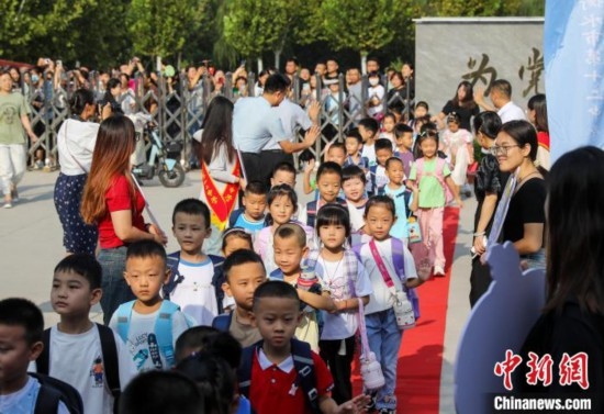 9月1日起，河北省衡水市各中小學(xué)陸續(xù)開學(xué)。9月4日，2024級小學(xué)一年級新生集中入學(xué)，為迎接新同學(xué)，各學(xué)校開展了豐富多彩的活動。 據(jù)衡水市教育局介紹，今年衡水市746所中小學(xué)共迎來75.1萬名新生。其中，全市550所小學(xué)迎來新生34.46萬名。圖為衡水市第十二中學(xué)小學(xué)部的一年級新生走紅毯。陳康 攝