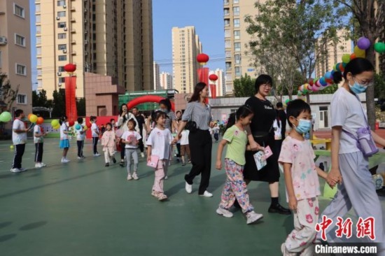 圖為衡水市新苑小學(xué)，小學(xué)一年級新生佩戴“夢想徽章”后，步入校園 。王天祥 攝