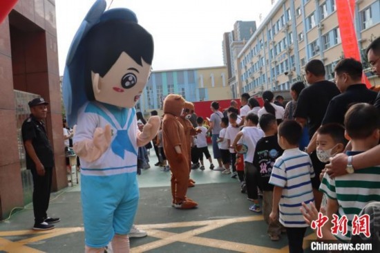 圖為衡水市新苑小學(xué)，老師穿上玩偶服裝歡迎新生入學(xué)。王天祥 攝
