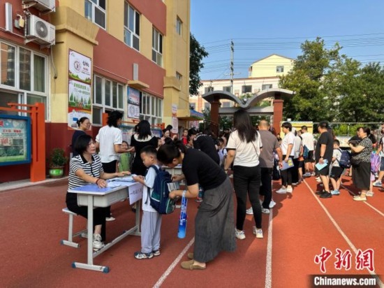圖為衡水市康復(fù)街小學(xué)，正在簽到的小學(xué)生。徐鵬璐 攝