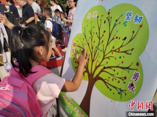 圖為衡水市利民路小學(xué)，孩子們在成長樹的“好習(xí)慣”樹枝上按手印做出承諾。張松 攝
