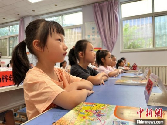 圖為衡水市康復(fù)街小學(xué)，小學(xué)生聽老師講開學(xué)第一課內(nèi)容。徐鵬璐 攝