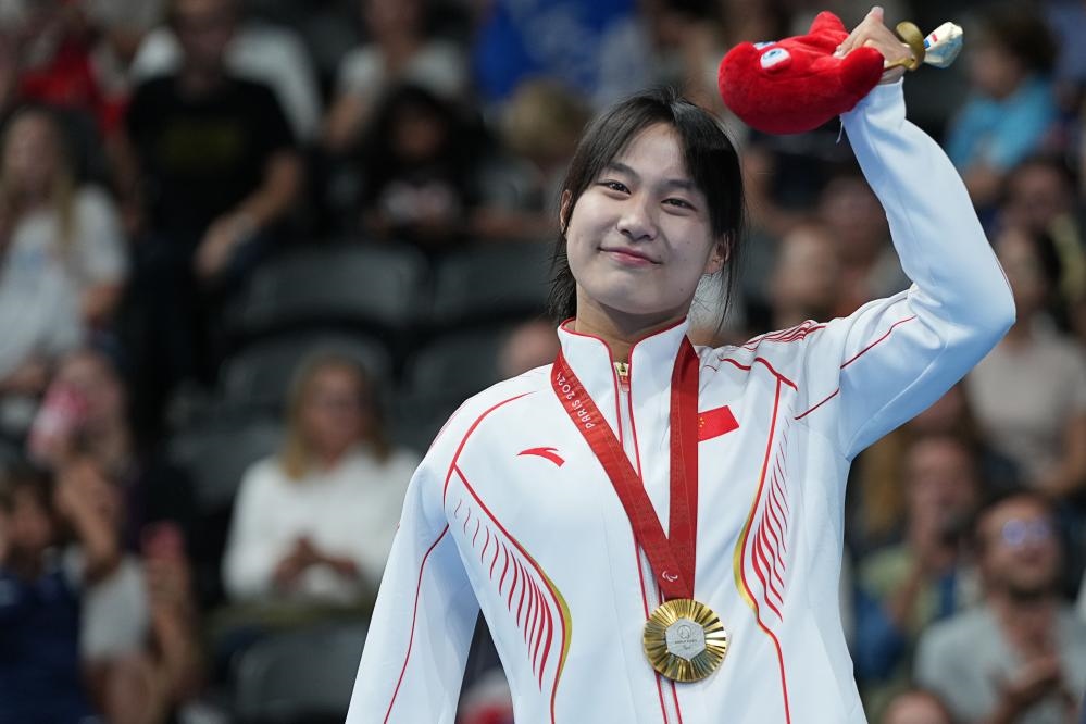 9月4日，蔣裕燕在巴黎殘奧會游泳女子100米自由泳S7級頒獎儀式上。新華社記者 熊琦 攝