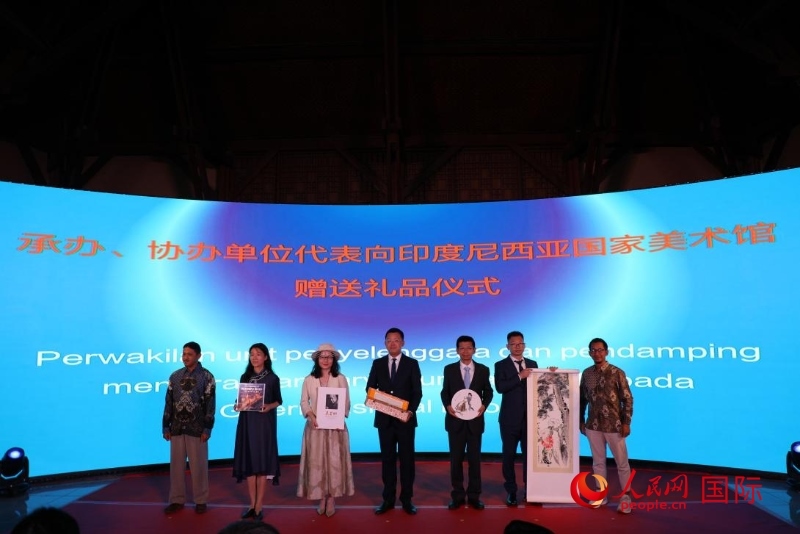 在展覽開幕式現(xiàn)場(chǎng)，本次展覽的承辦、協(xié)辦單位代表向印尼國家美術(shù)館贈(zèng)送禮品。人民網(wǎng)記者 曹師韻攝