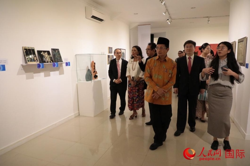 參加開幕式的嘉賓參觀展覽。人民網(wǎng)記者曹師韻攝