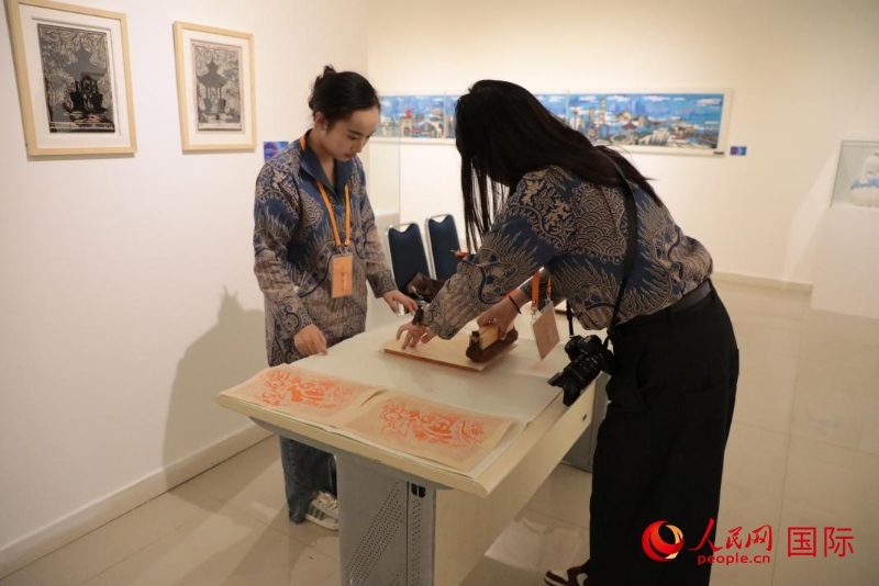 展覽現(xiàn)場(chǎng)的拓印技藝體驗(yàn)工坊。人民網(wǎng)記者曹師韻攝